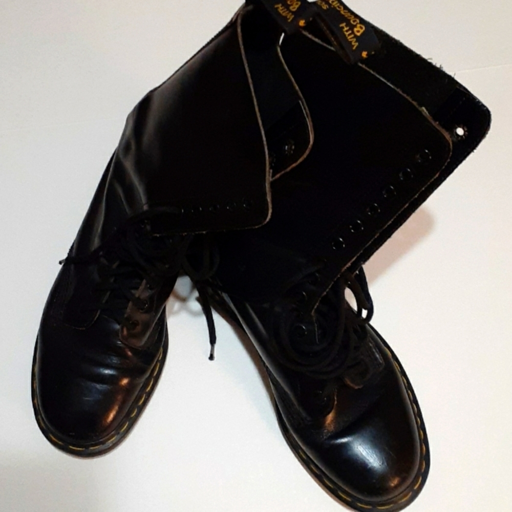 VTG RARE Doc Martens Made in England, size UK6 Black Boots